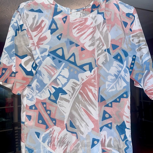 Abstract Patterned Top - Picture 3 of 4